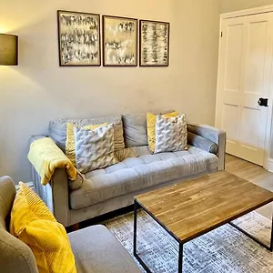  Holiday home The Balmoral Close To The Racecourse United Kingdom